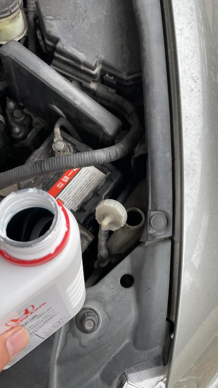 八代思域副水箱添加冷却液,有液位限值,1l装的一半都用不到.