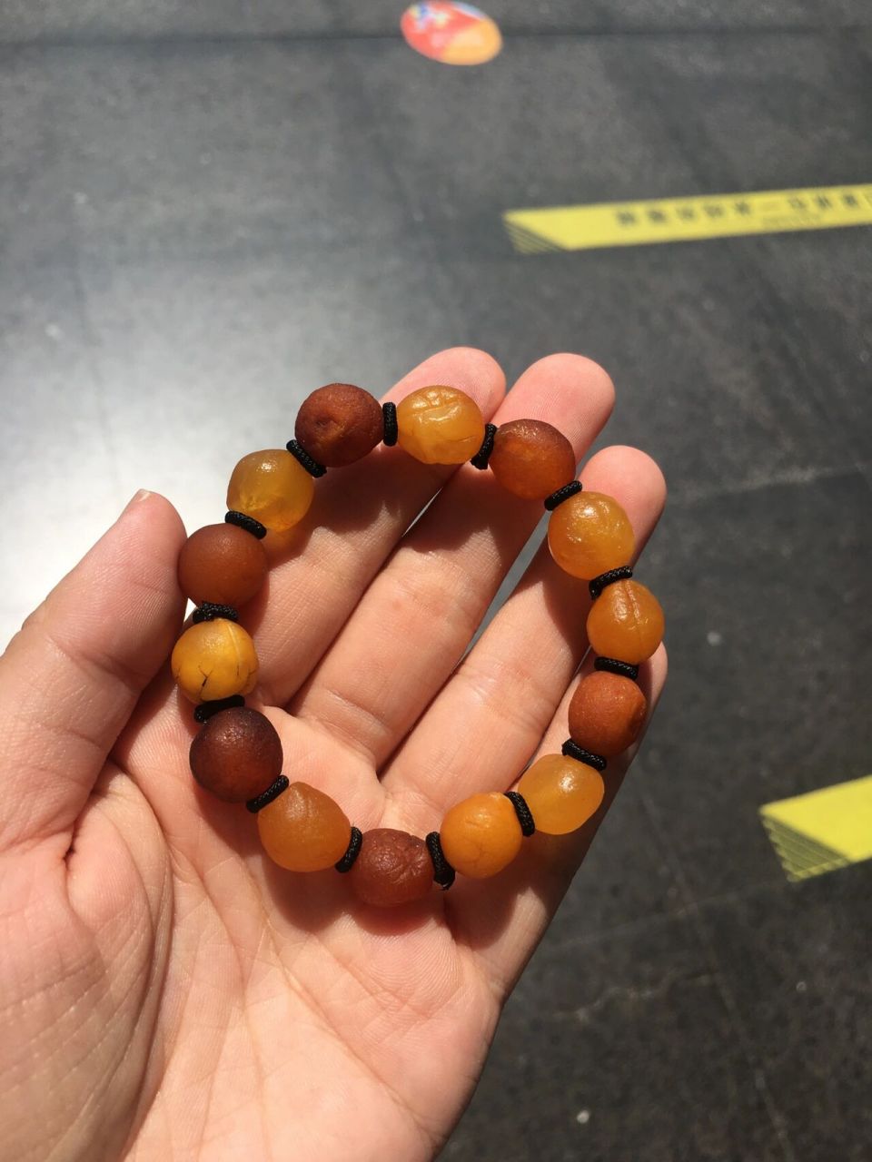 最近身边有玩蜜蜡的朋友都知道有种叫海漂籽料的蜜蜡非常火