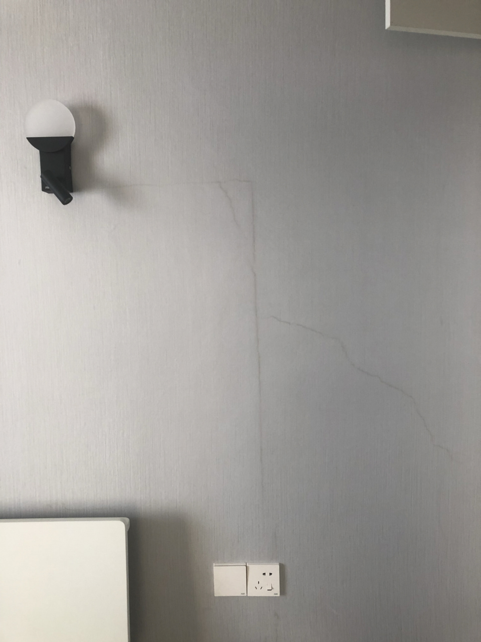 墙裂缝,导致墙布有裂痕,这个能不能修补?