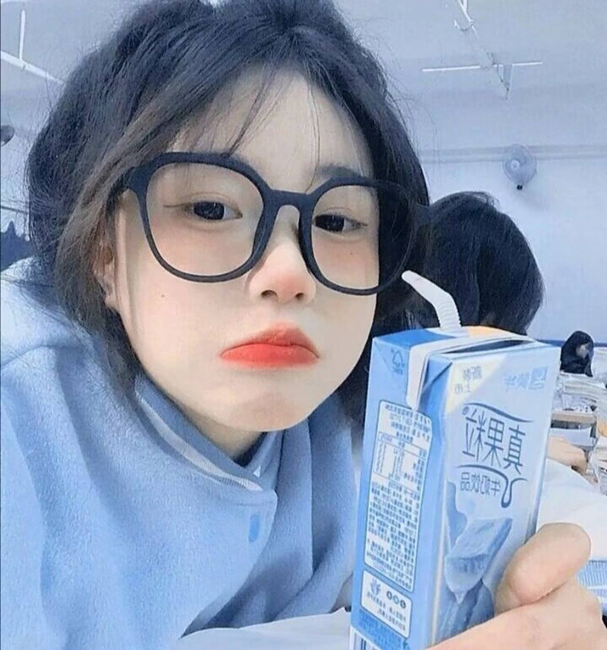 蓝色系真人女生头像