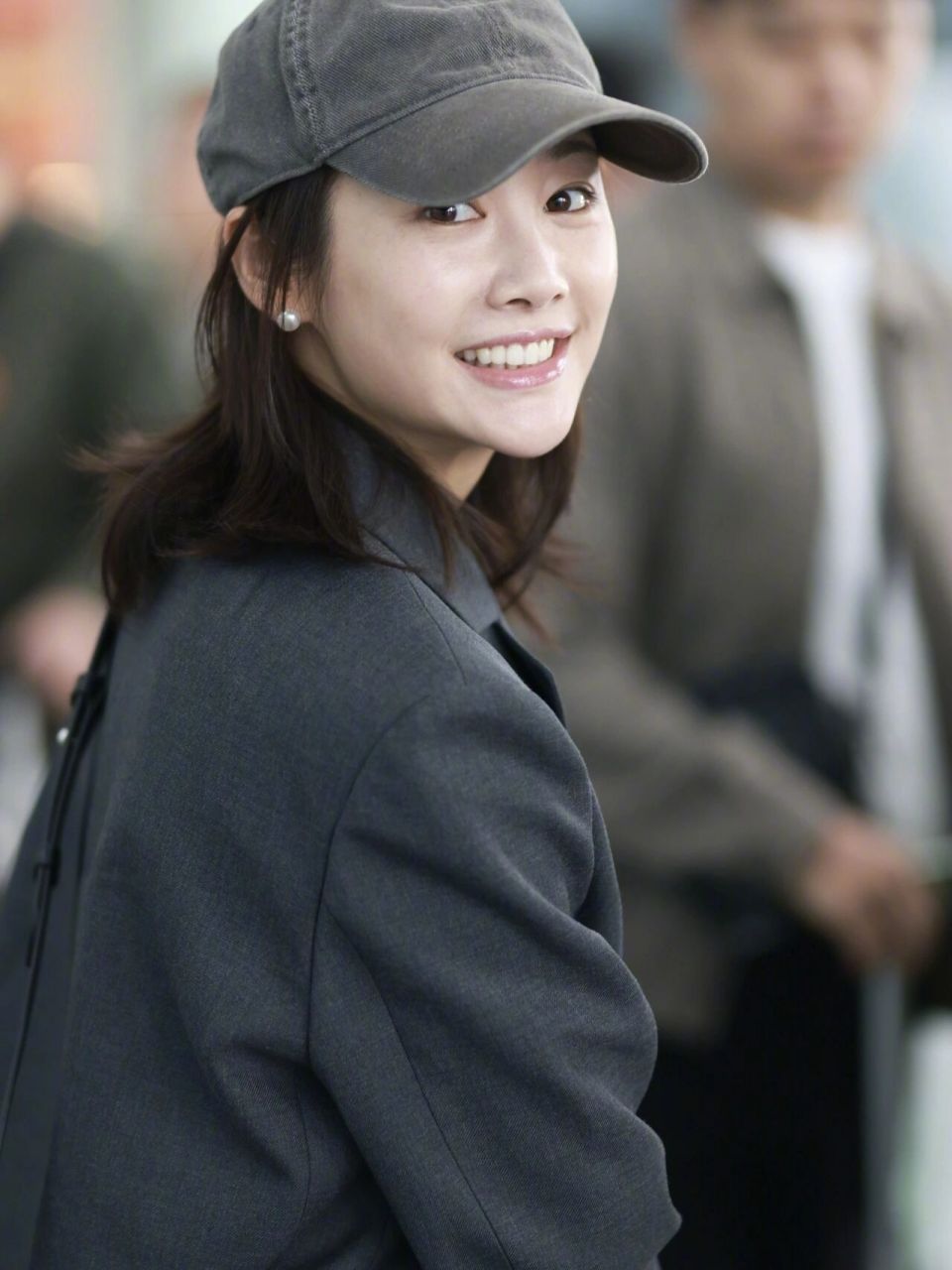 李纯,马頔现身机场,两人穿得挺搭,文艺青年的气质也很配!