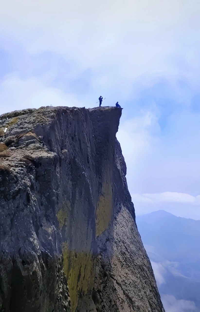 99雷波大断崖:四川雷波大断崖,一边是青青草地,一边则是云海翻腾
