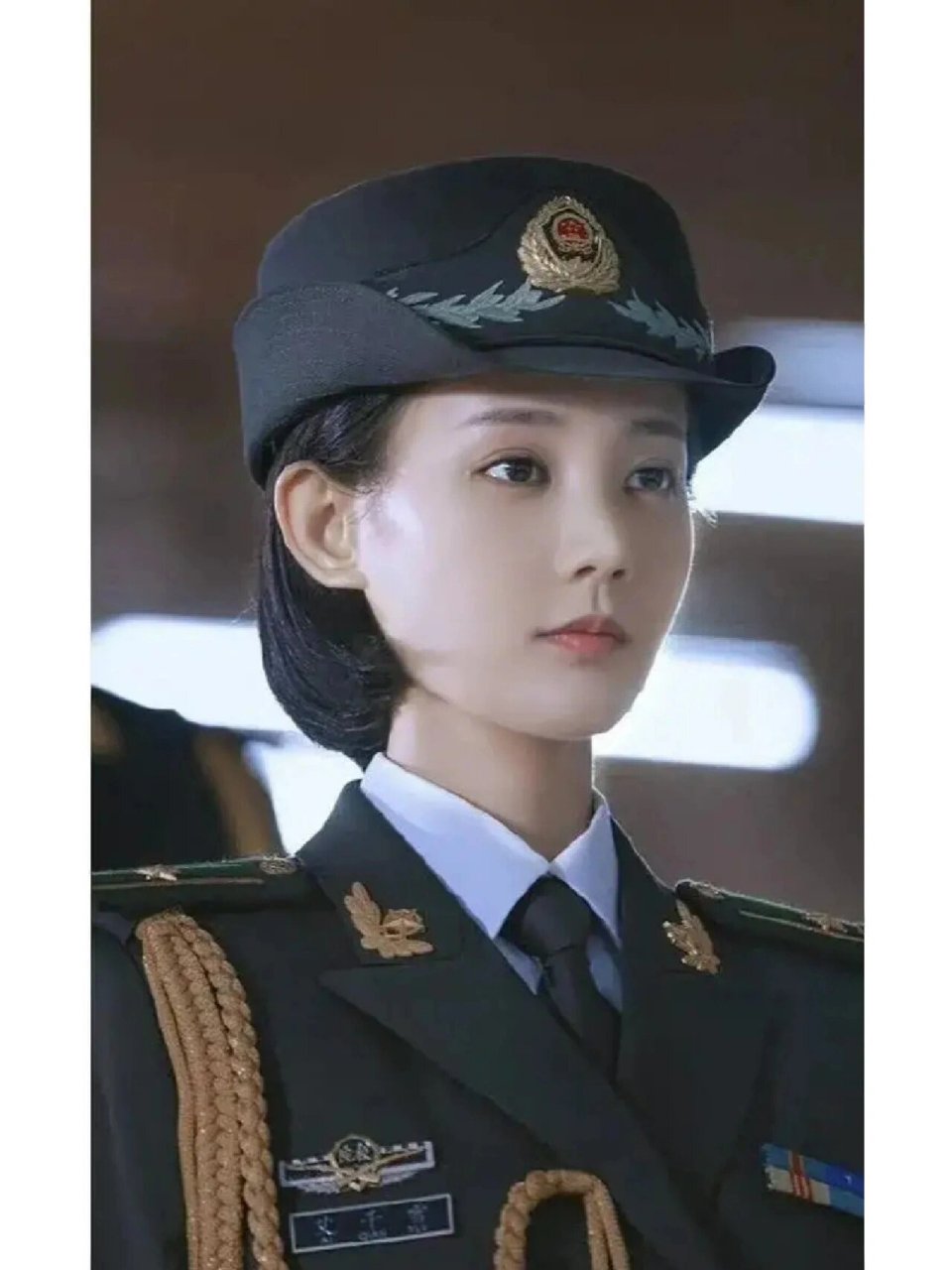 英姿飒爽的武警女军官