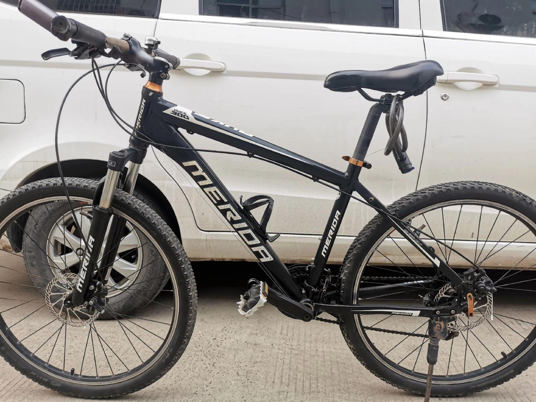 朋友的美利达公爵300转让.24速碟刹,铝合金17寸车架,26寸快拆轮组.