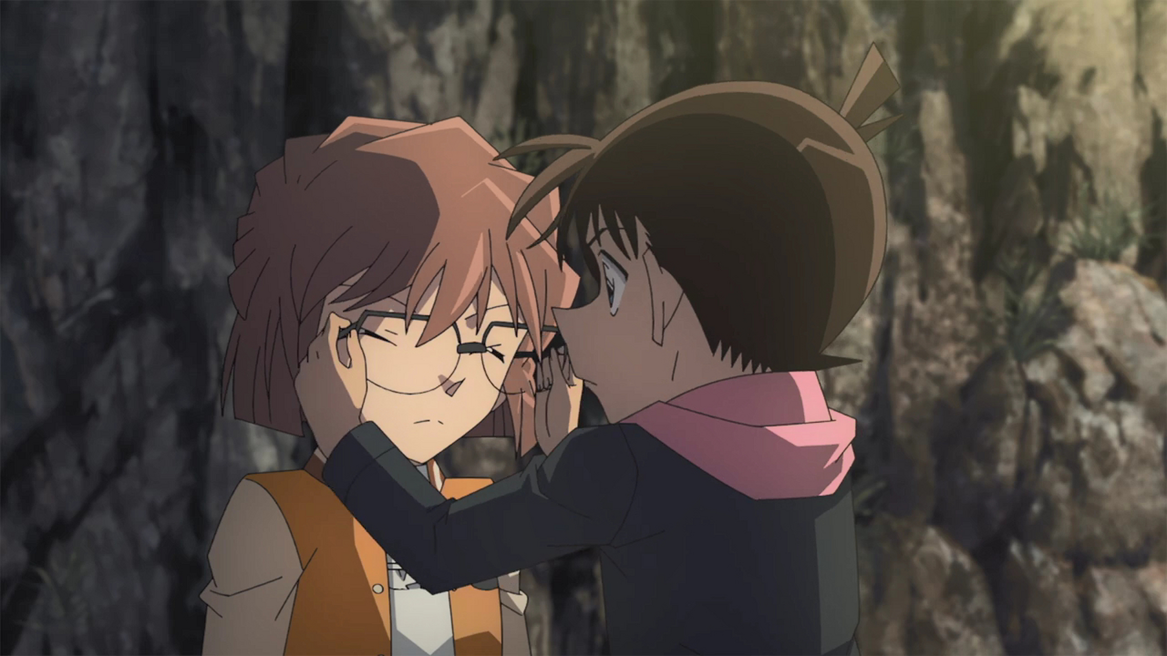 《名侦探柯南:黑铁的鱼影》里,柯南帮灰原哀戴眼镜,这大概就是战友情