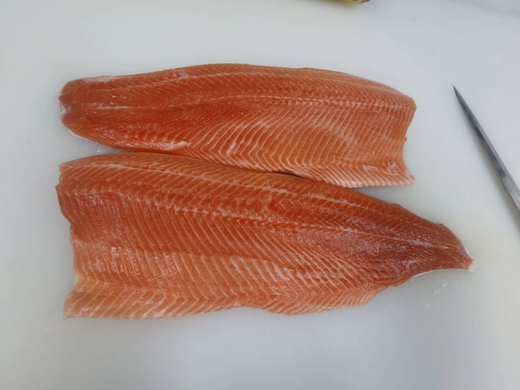 如何分辨虹鳟鱼,看这! 鱼身偏黄带红,鱼肉没油脂   普遍4～7斤!