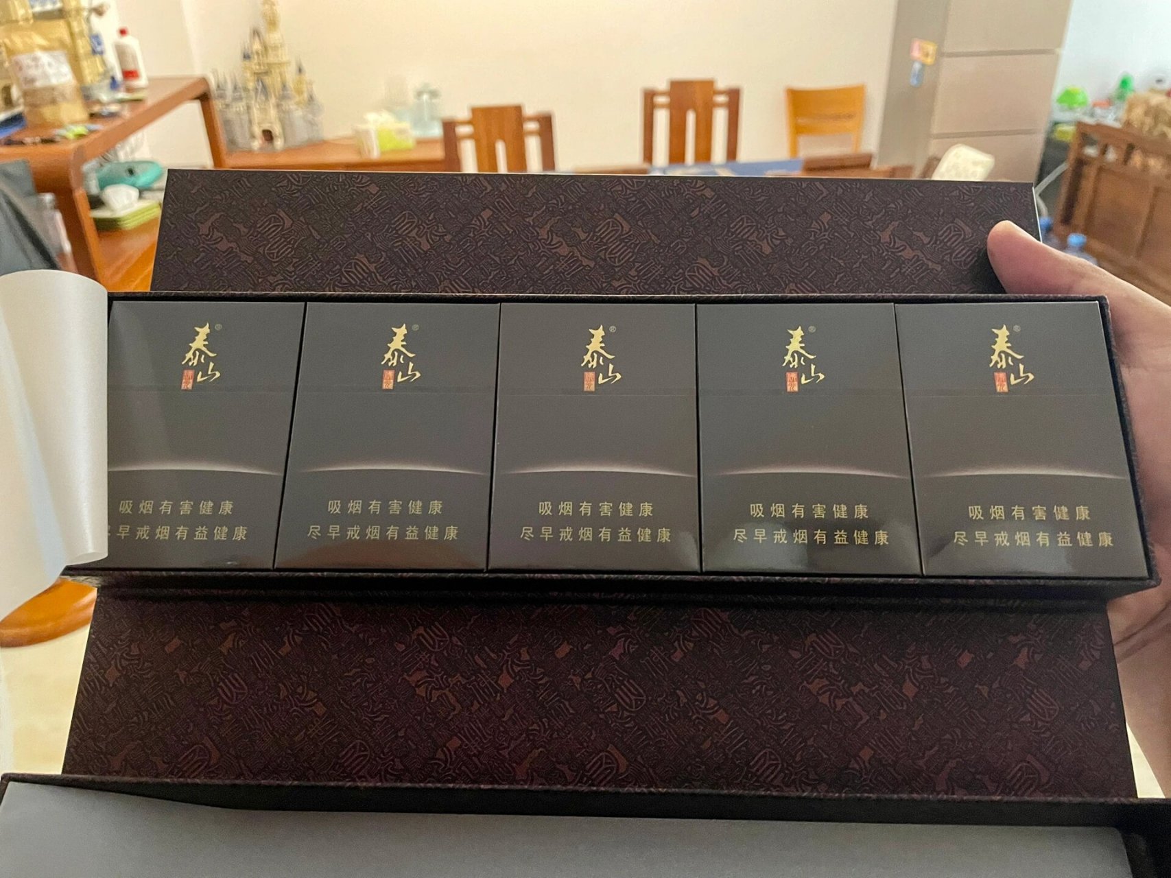 这烟贵不贵? 泰山佛光,不知道贵不贵,以前没见过.