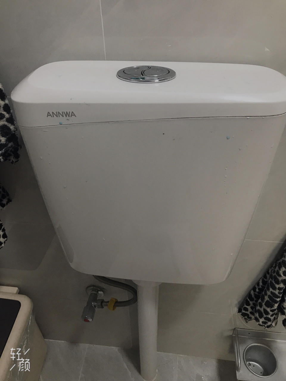 今天想放洁厕泡到厕所的水箱里,但是打不开好这种老式蹲坑水箱有卡扣