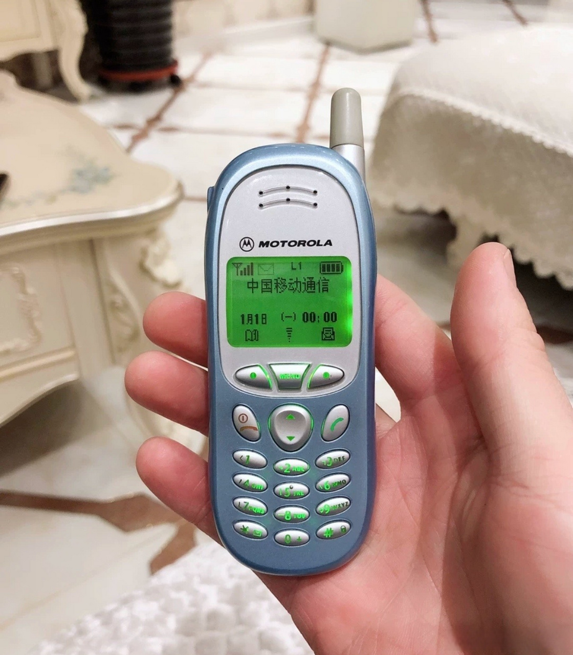 我的第一款手机是摩托罗拉t191,那时候还就行卡在手机天线的来电闪
