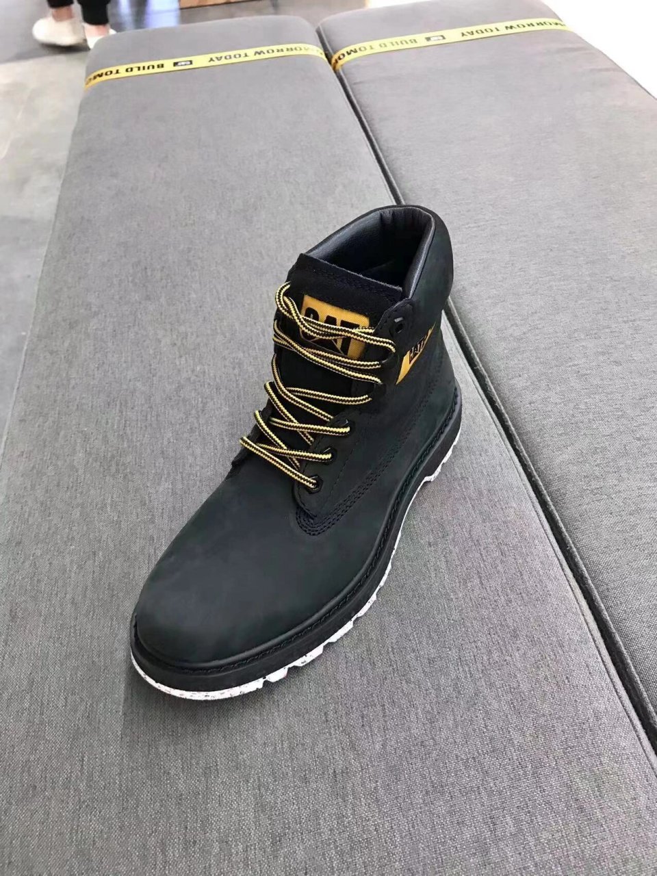 经常在路上看到有个挖掘机cat 这个鞋子也是cat 老铁们,他们是一家吗