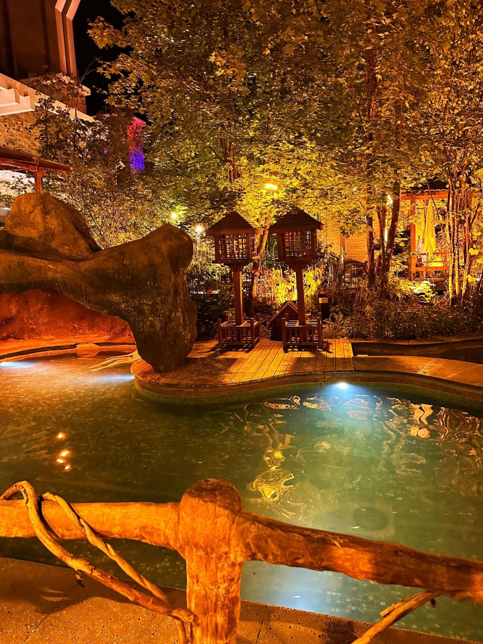 来长白山玩7215必须泡一次正宗的聚龙火山温泉 长白山秋色93