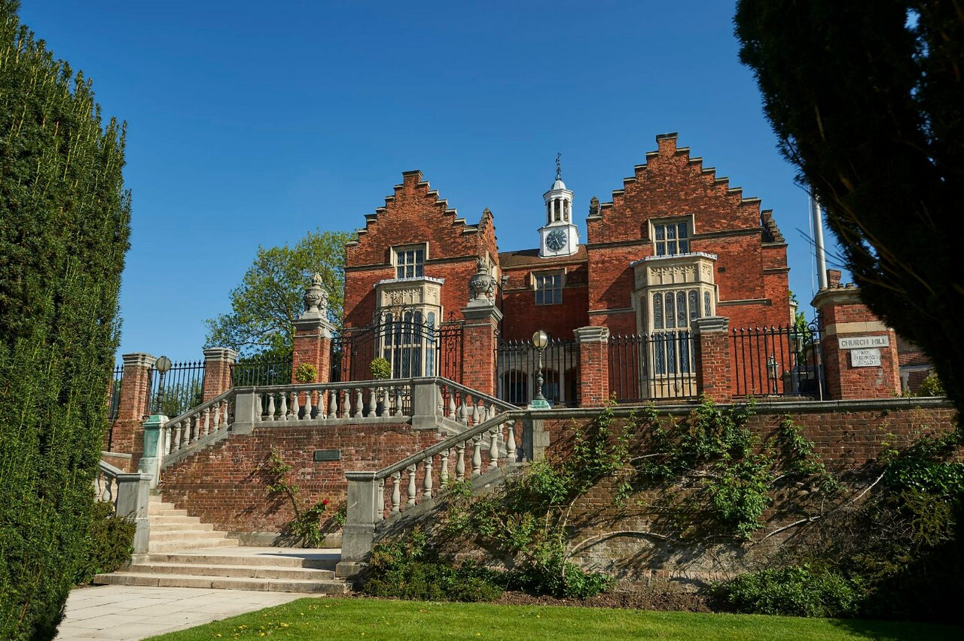 哈罗公学本罗 哈罗公学,位于英格兰大伦敦的哈罗,是英国一所极富声誉