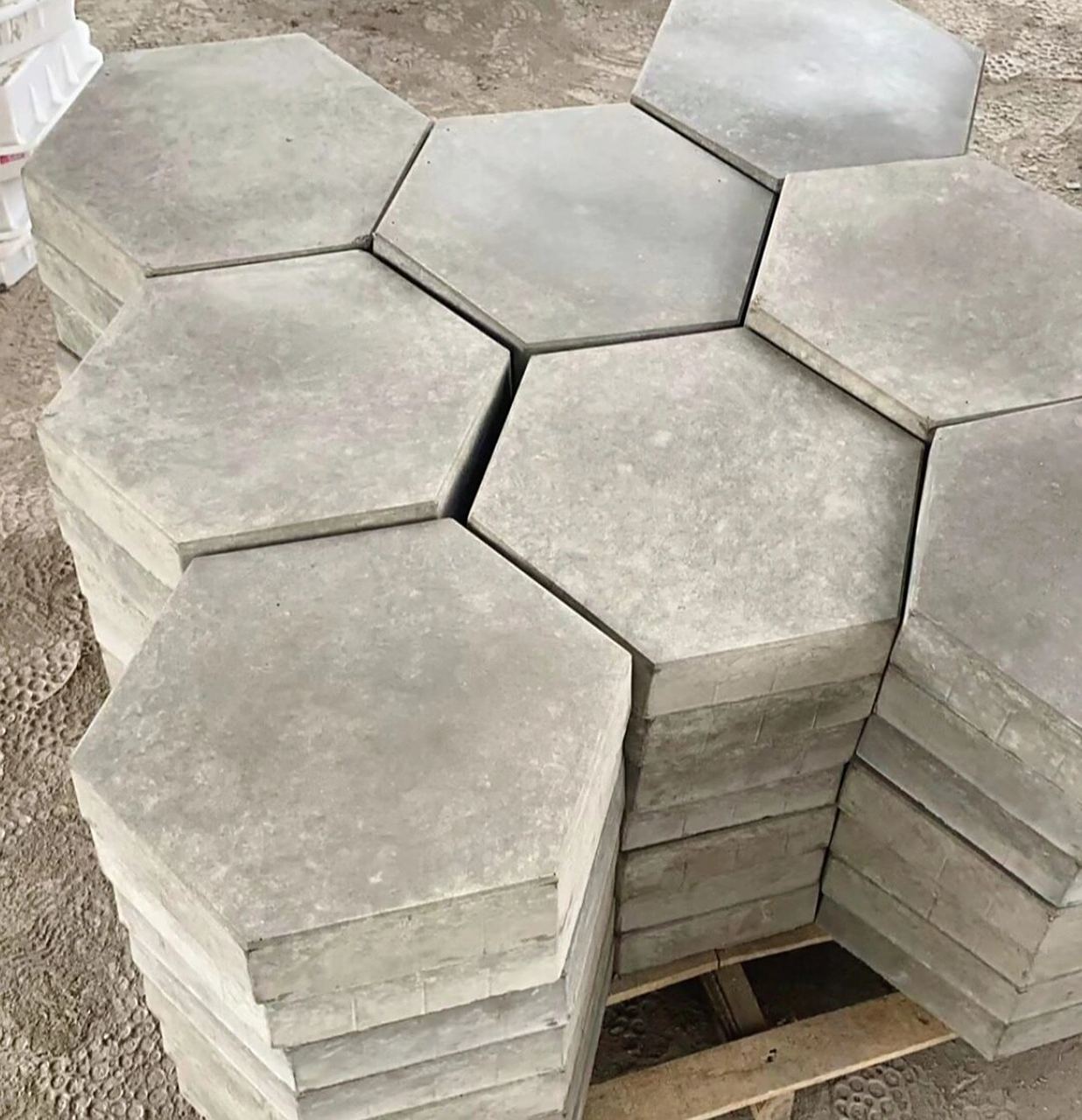 混凝土六角砖 河道护坡砖预制机压六角实心砖六角空心砖