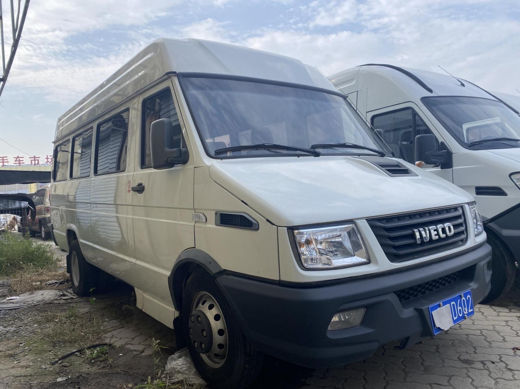 新款依维柯小型客车:7座加长5.