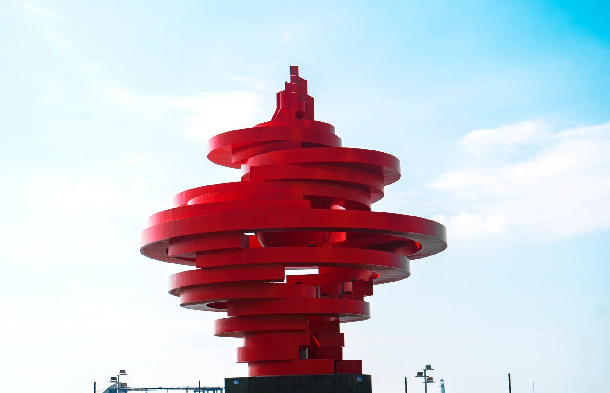 青岛五四广场"五月的风" 五四广场上红色标志性雕塑的名字是"五月的风