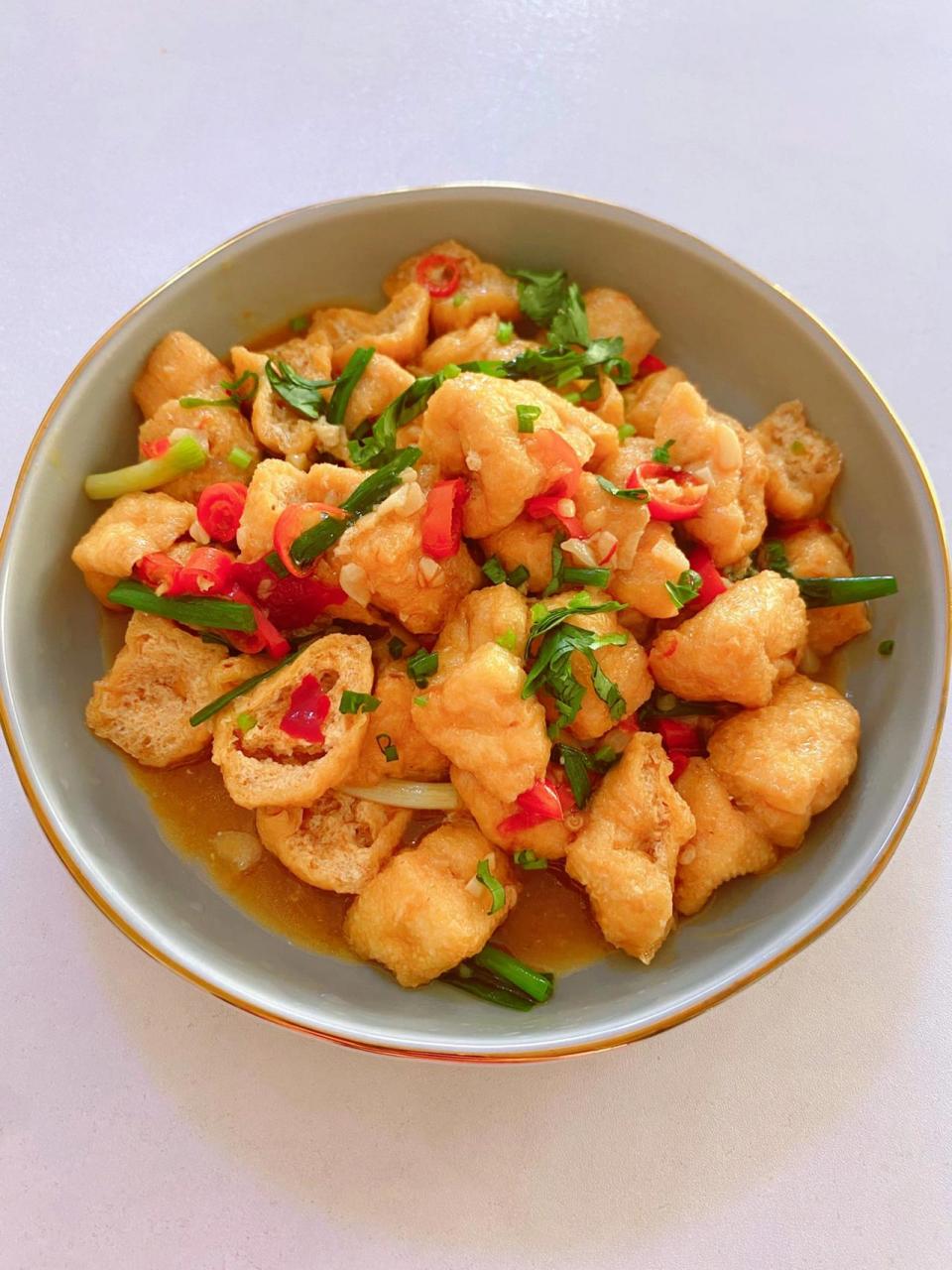 分享一道冷门又好吃的爆汁油豆腐做法!