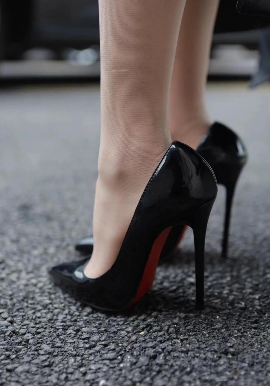 穿高跟鞋到底要不要穿袜子 必须穿 不穿粘脚 穿丝袜就可以 高跟鞋显