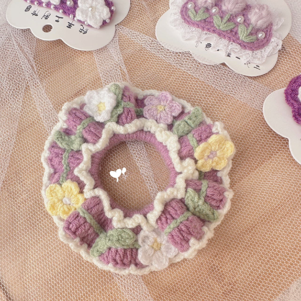 钩针发圈∣紫色系钩针编织花朵发圈图解 r1:绕发绳勾一圈短针 r2:勾