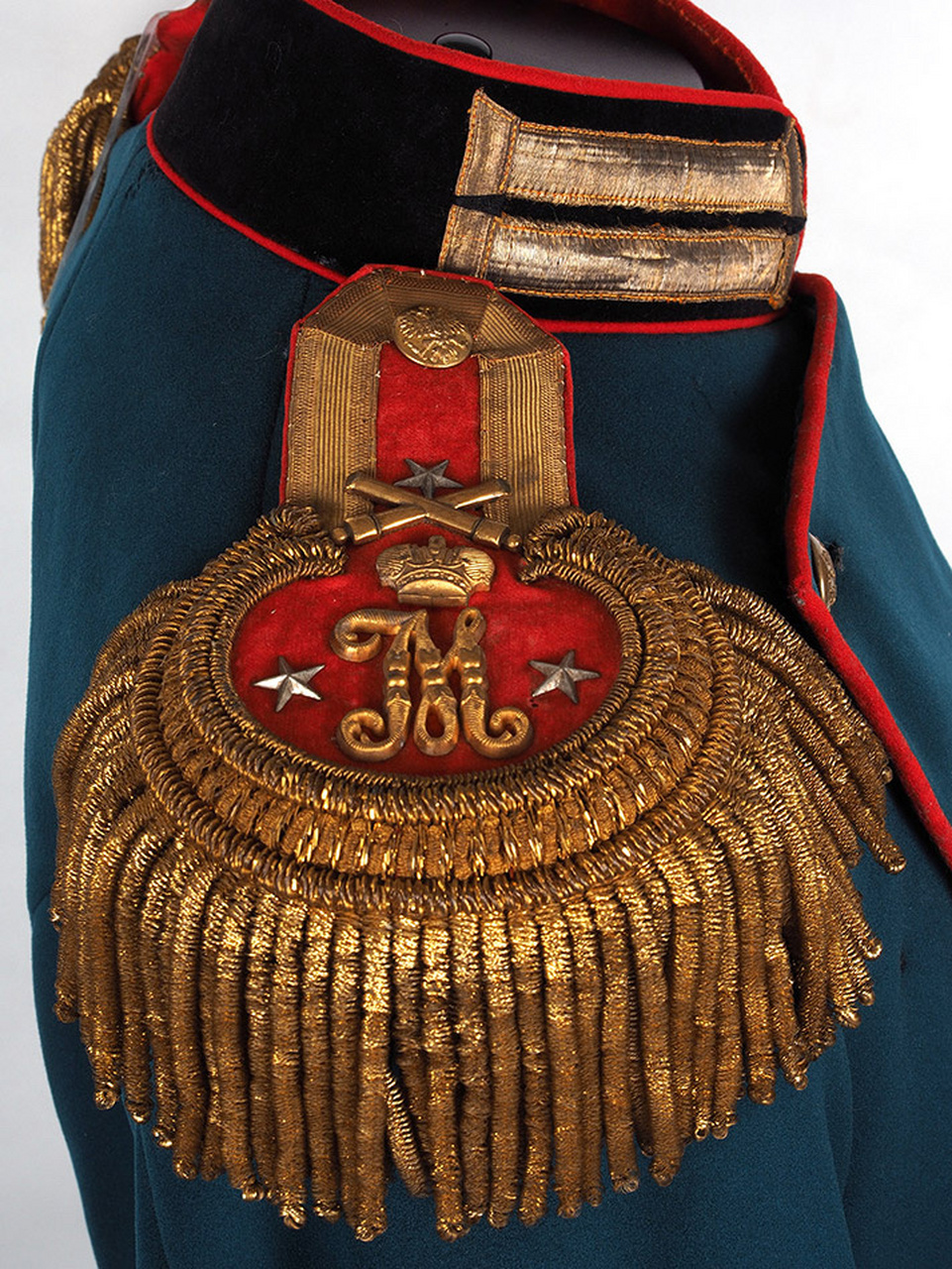 军事收藏:俄罗斯帝国炮兵中校礼服 俄罗斯帝国炮兵中校礼服,主体采用
