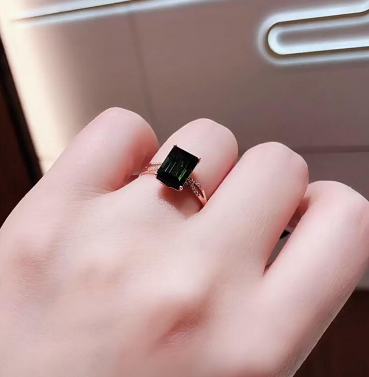 18k绿色碧玺:希望,生命,招财 18k碧玺戒指95 绿碧玺的寓意: 1,希望