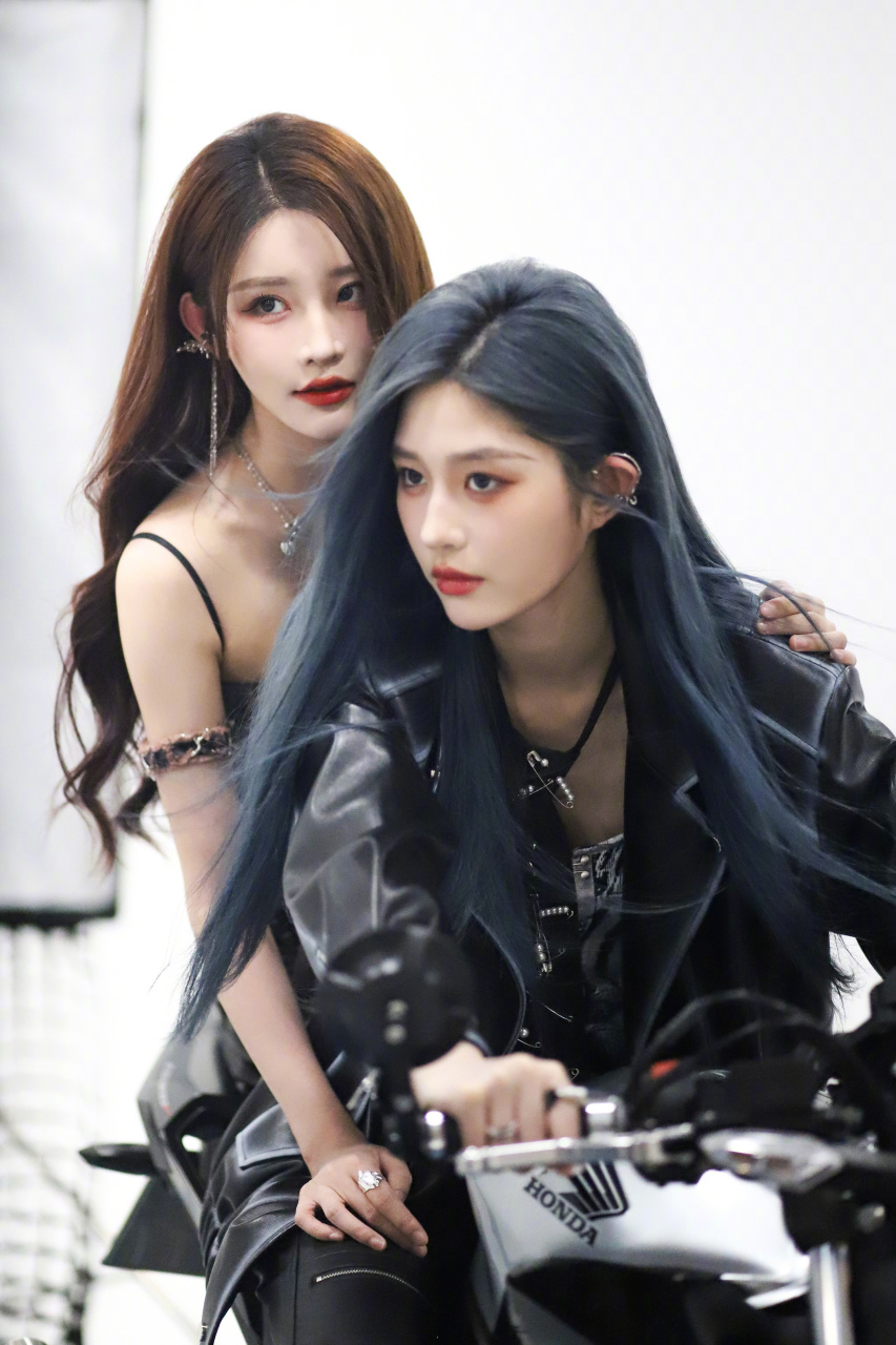 snh48王奕周诗雨予你巡演成都站# ——『予你』主题巡演 · 花絮图