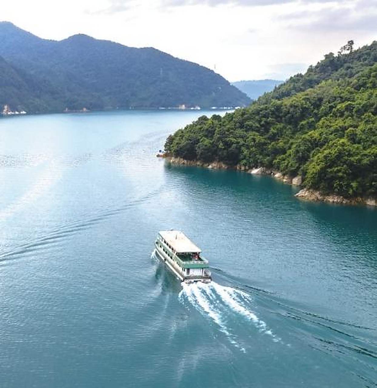 8月9日,游船行驶在湖南省资兴市东江湖风景区.