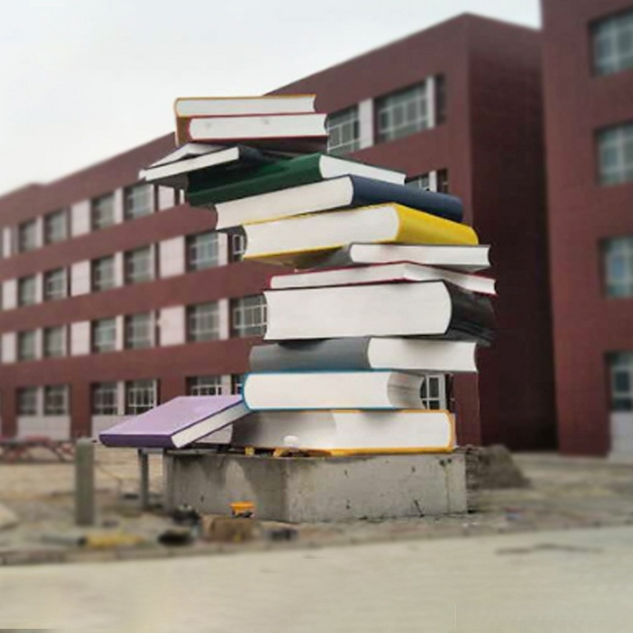 玻璃钢书籍雕塑# #书本雕塑# 玻璃钢书籍雕塑作品有很多,它们非常