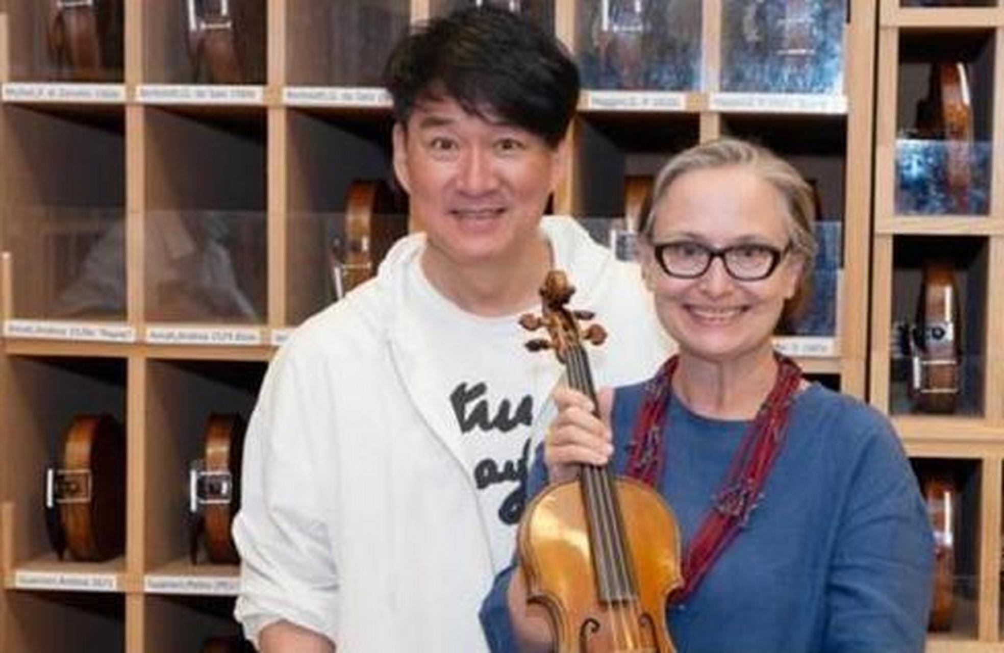 康粹兰接完电话泪流满面,心中的