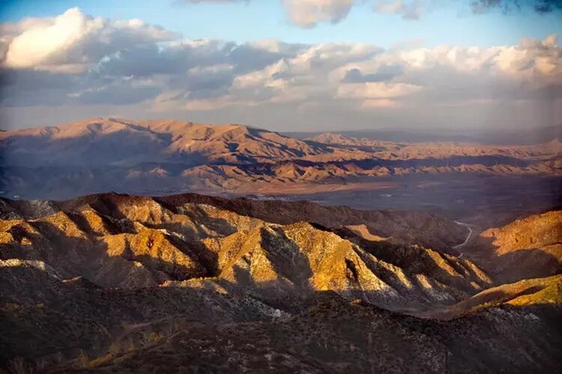 " 94阴山山脉位于中国内蒙古自治区的中部,由大青山(狭义的阴山)