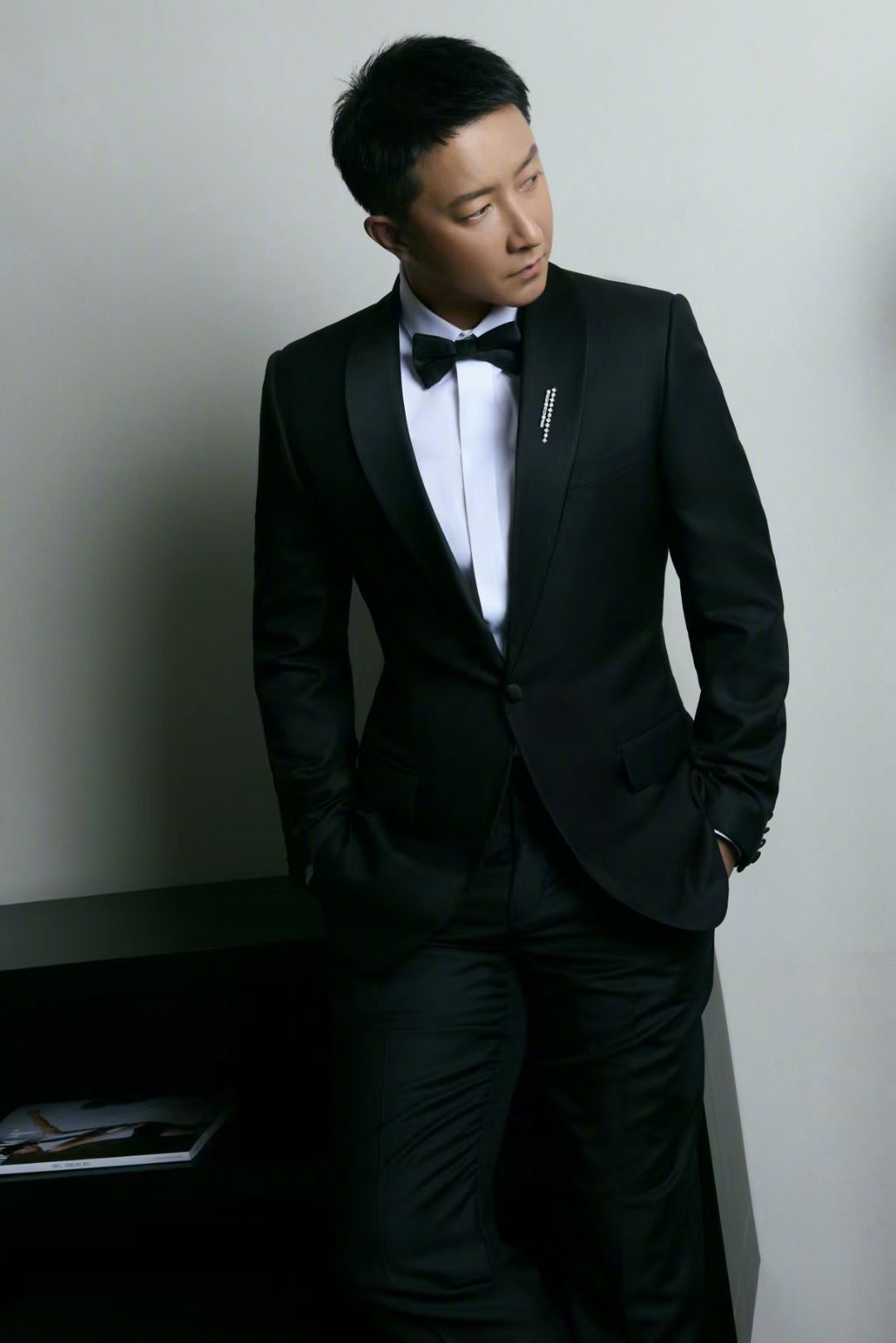 出席villa dior晚宴@韩庚hangeng 一头清爽利落短发,西装领结,胸针