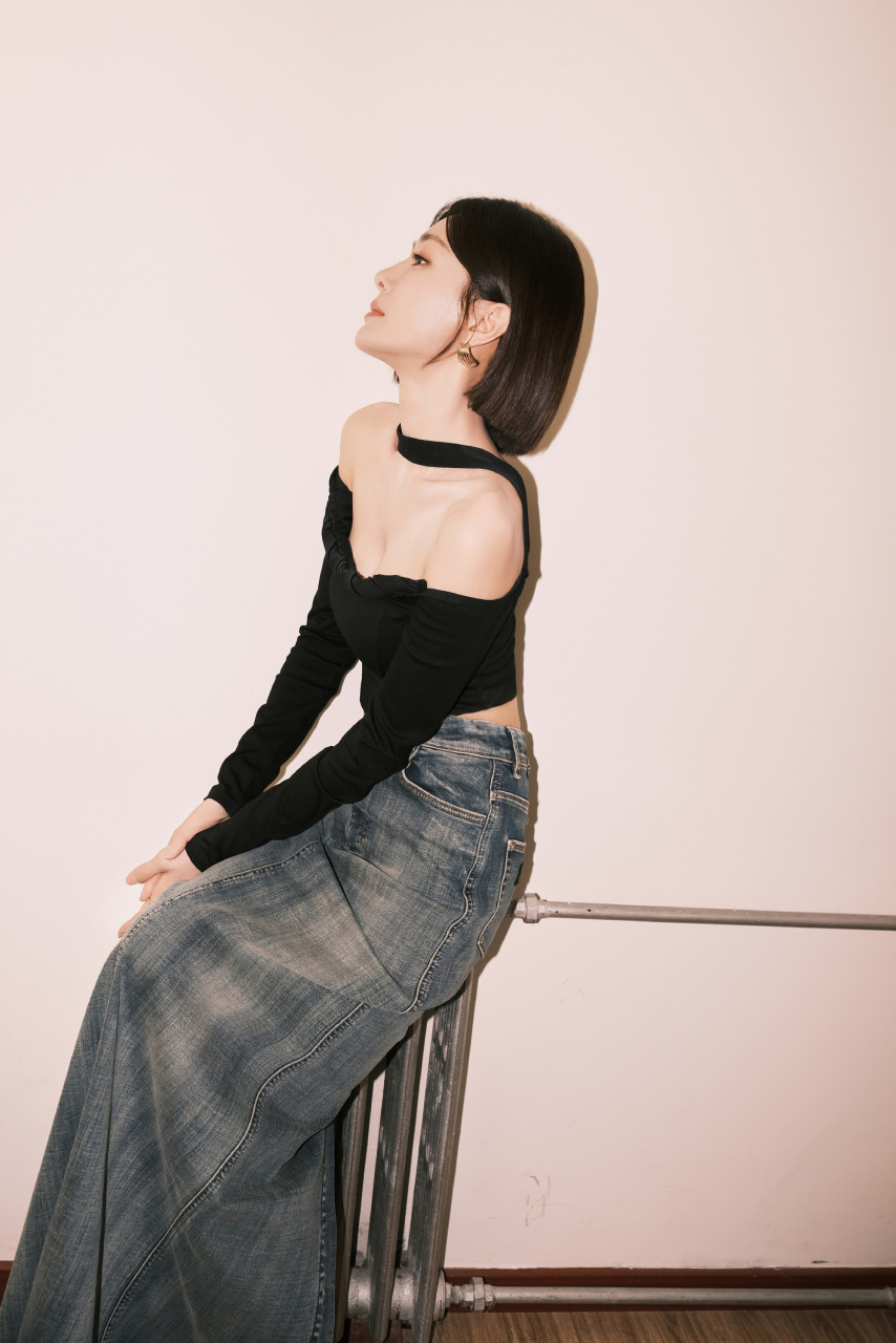 秦岚短发,黑色吊带牛仔,精致迷人