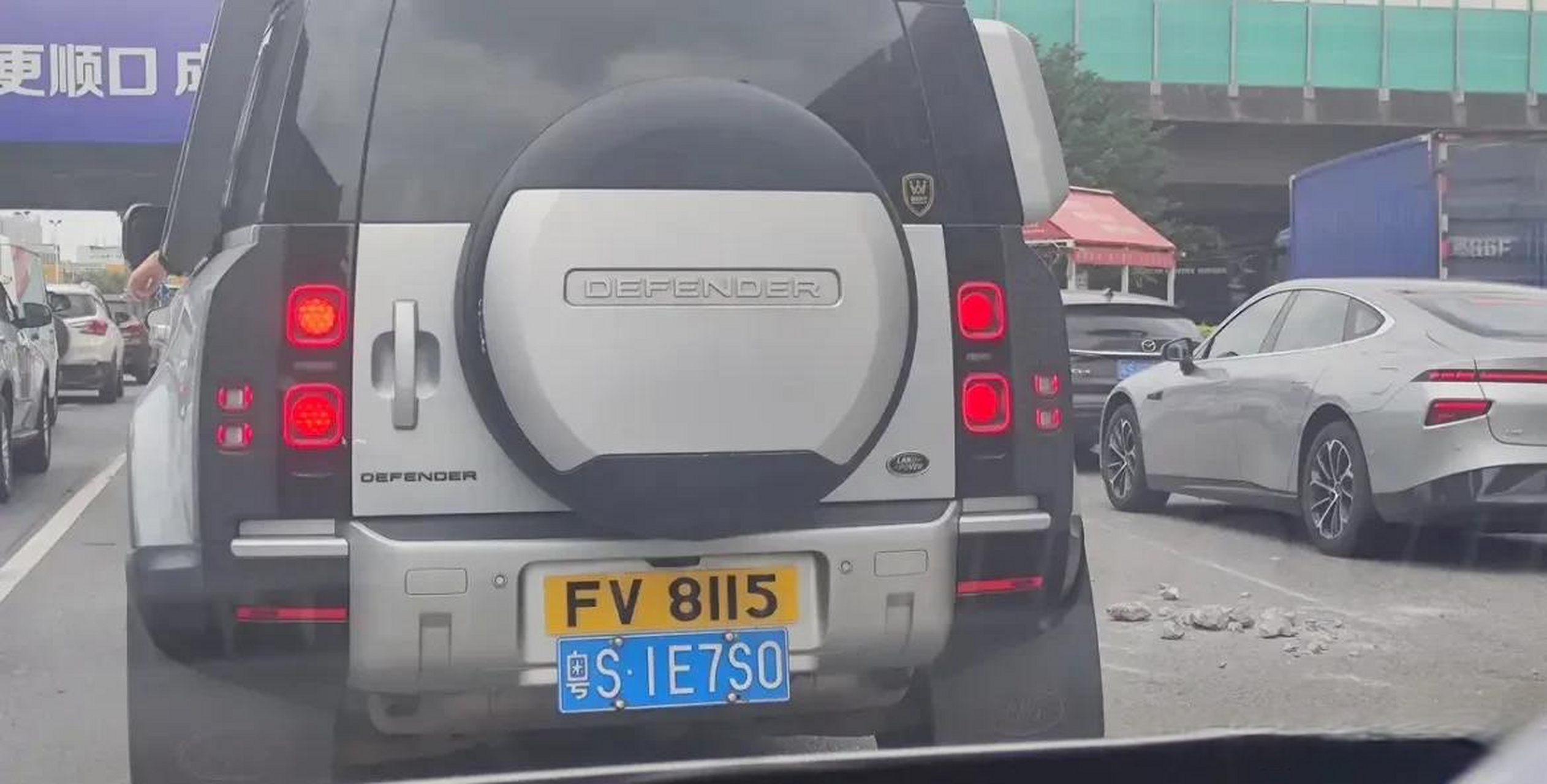 香港车牌黄底色,黑色加粗字体辨识度更高,而且更好看,内地车牌感觉