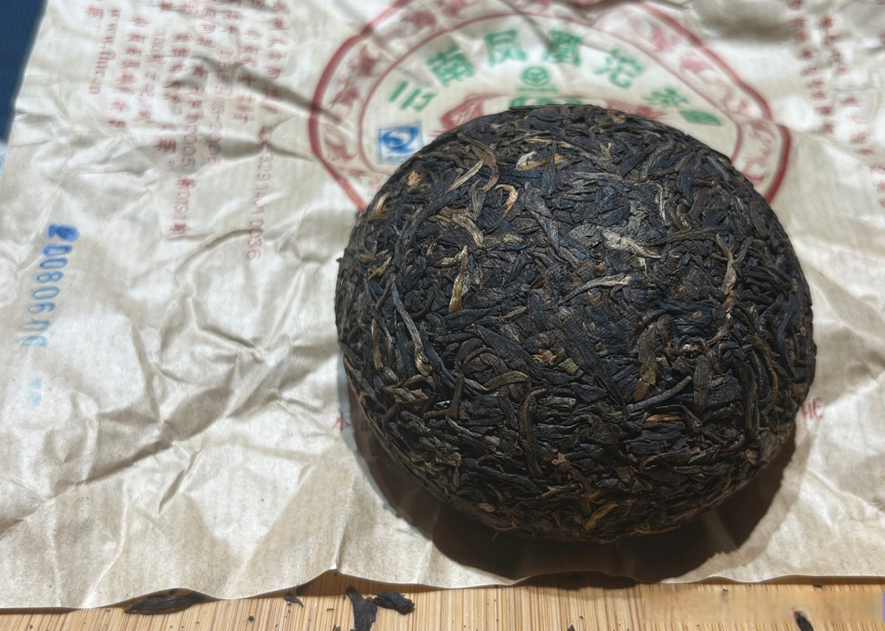 细品鑫凤凰2008年特沱老茶,条索清晰整洁,松紧适度,闻干茶,无任何异味