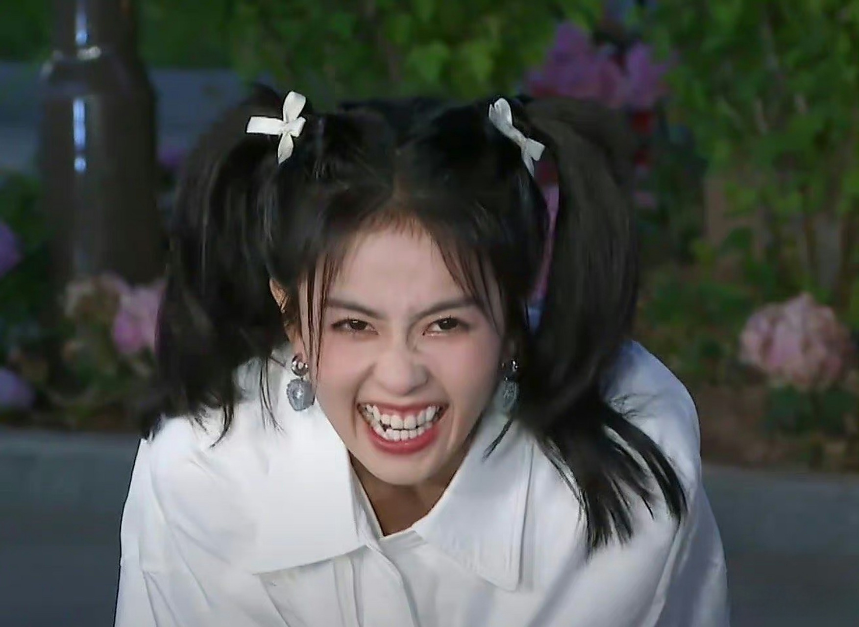 白鹿有个很牛的技巧就是,大笑起来牙齿可以全部露出来,甚至牙龈都可以