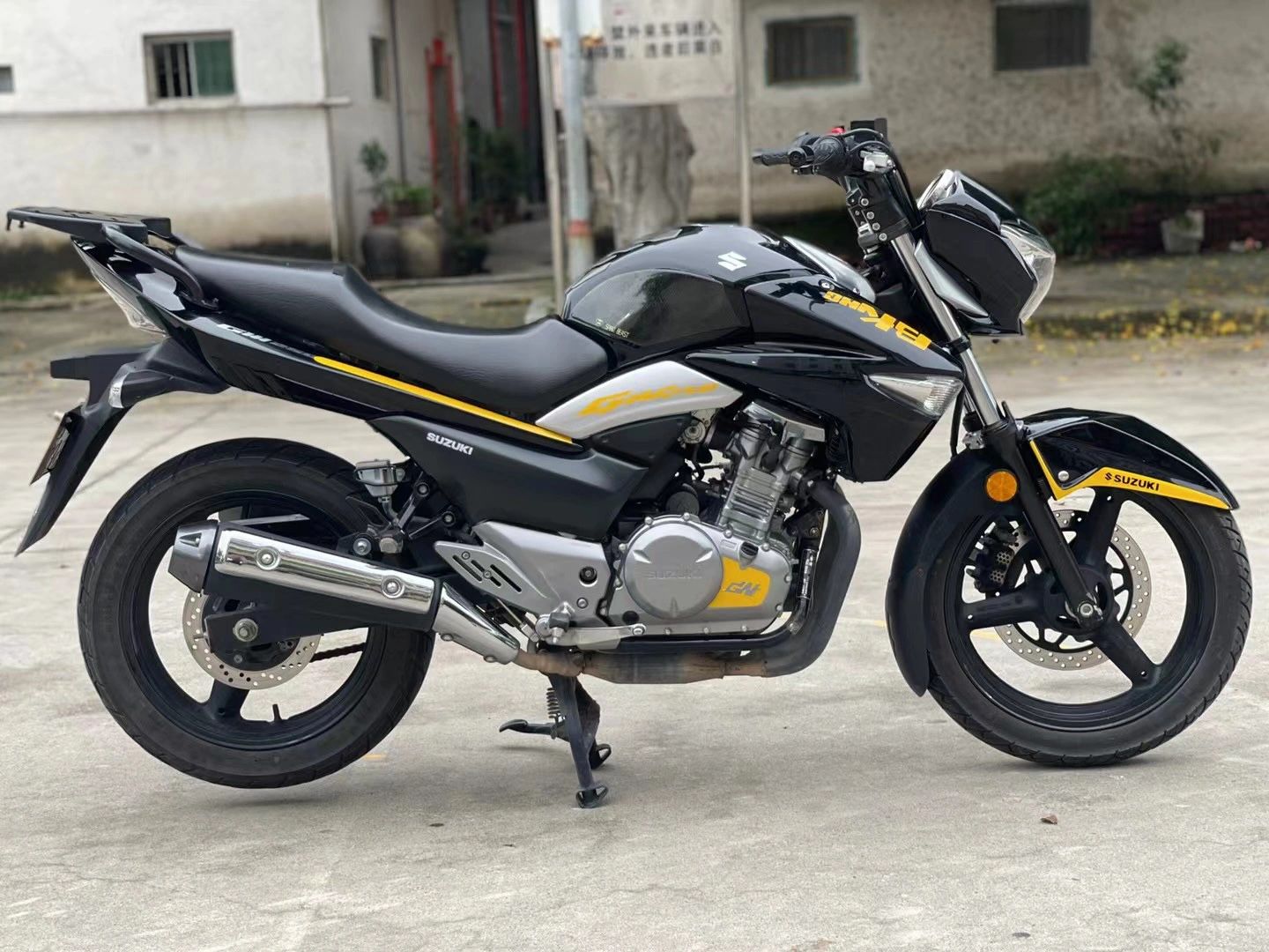 豪爵铃木gw250 到店豪爵铃木gw250,18年粤d户,全国提档过户,落地实表1