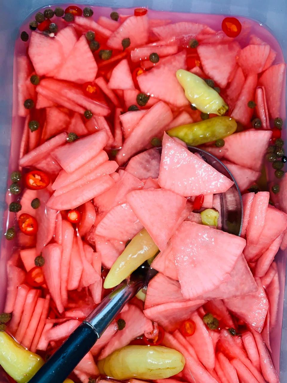 前两天出的教程红醋泡萝卜,第二天早上尝不太甜,加了小半包冰糖,然后