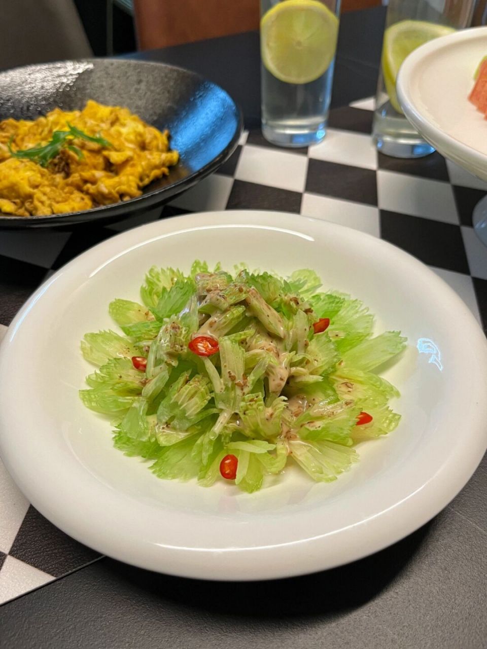 今天的晚饭来啦~ 02凤尾西芹:第一次做这道菜出乎我的意料,很好吃!