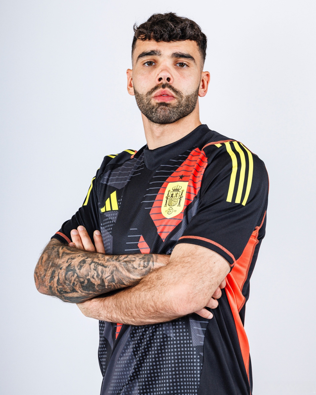 乌奈·西蒙,拉亚和雷米罗身穿西班牙国家队门将新队服.