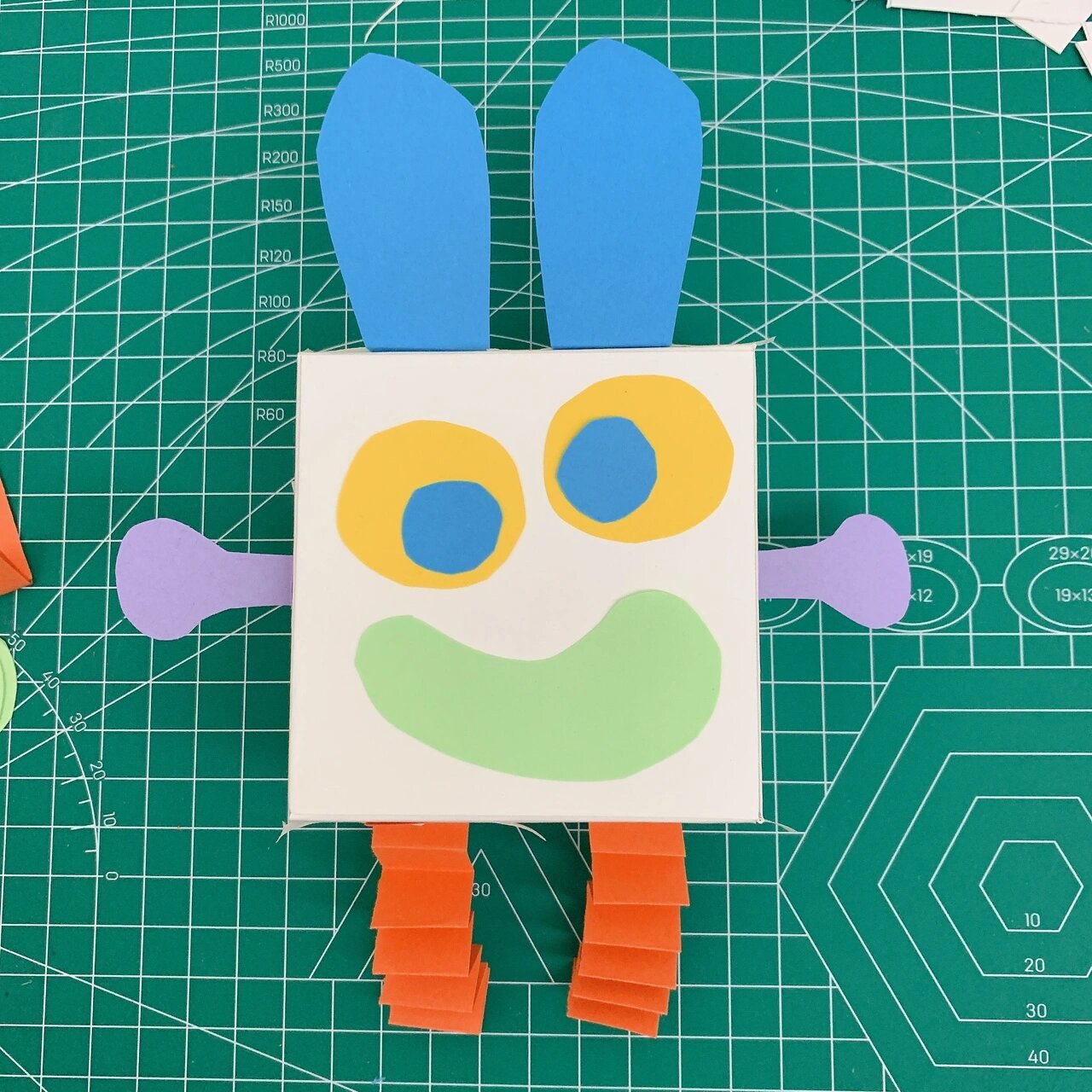 幼儿园纸盒diy 小怪兽 各种形状的彩纸 变变变