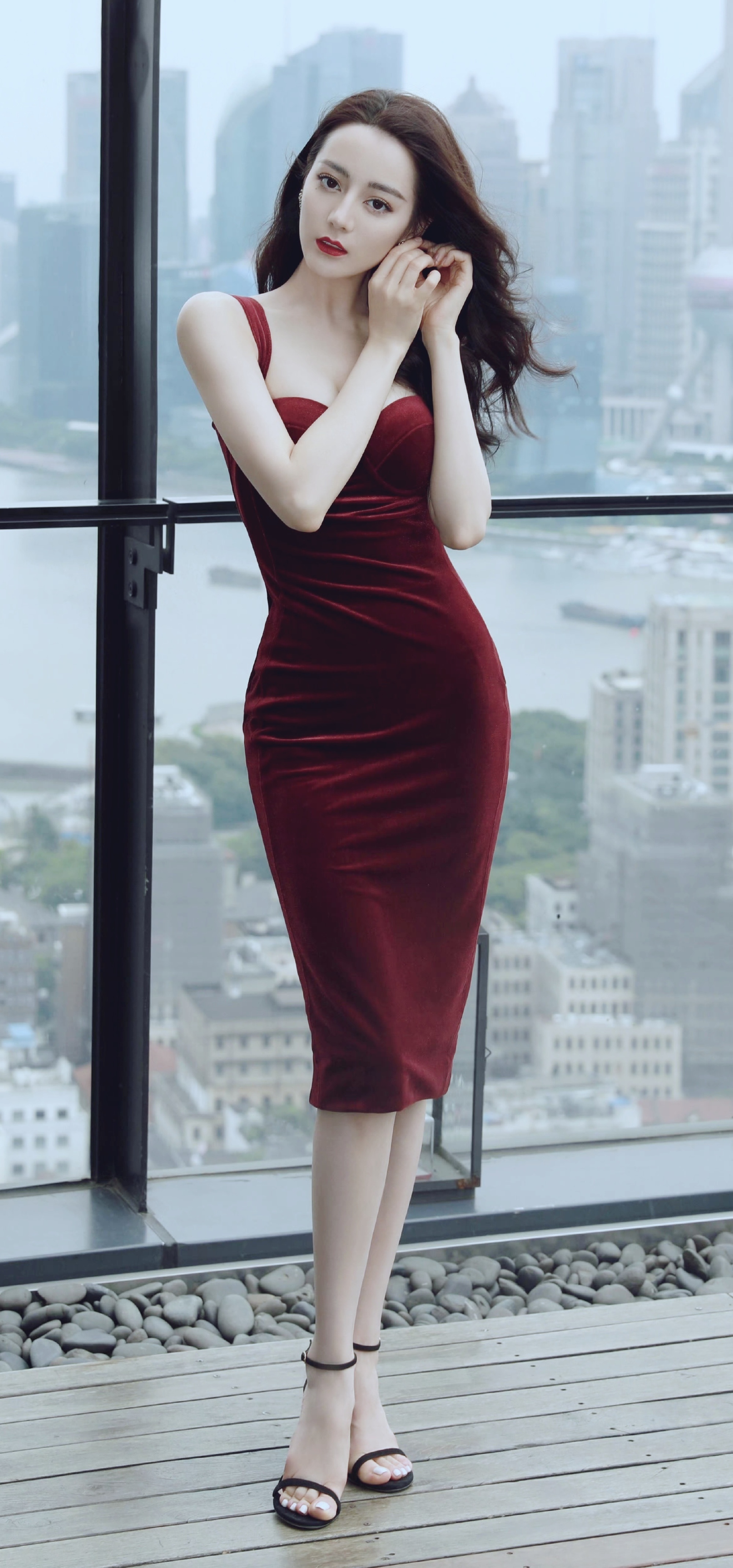 迪丽热巴建模红色吊带裙曼妙身姿