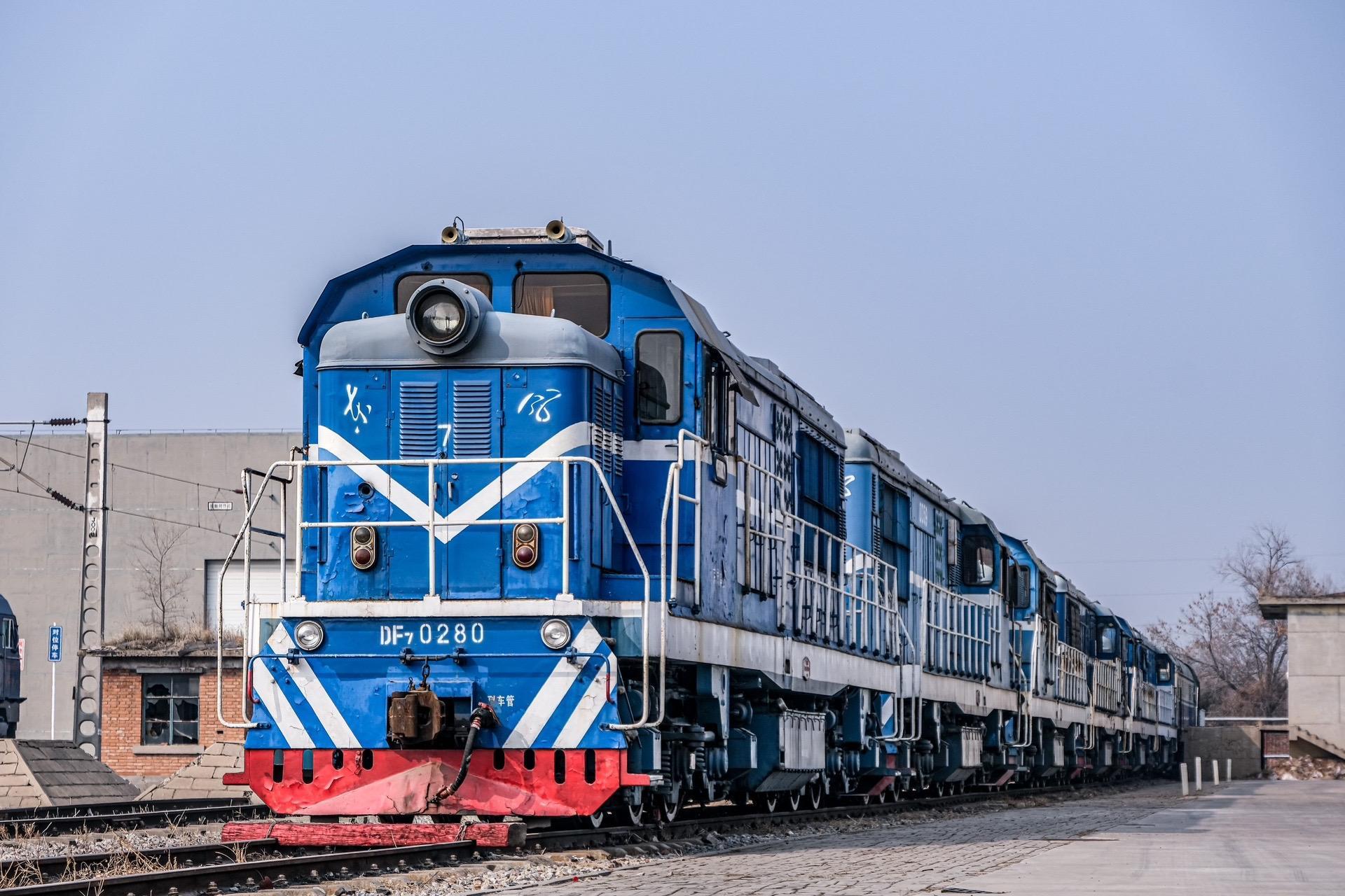 "从那时起,新的和谐型内燃机车登上战场,而那条封存线上的东风7型