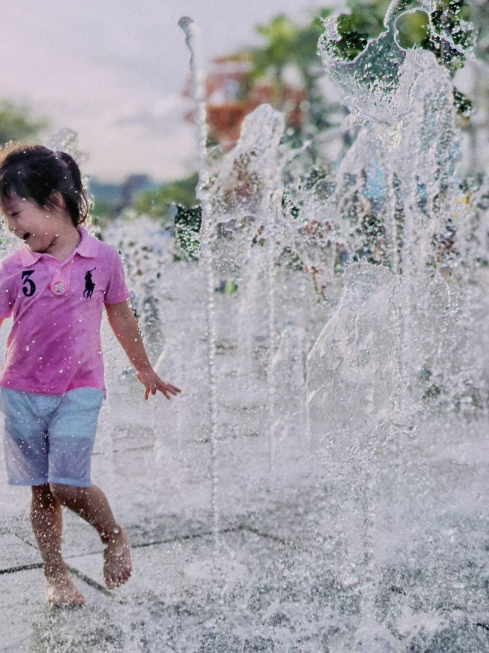 朋友圈有关小朋友玩水的文案|朋友圈文案 童年只有一次,快乐无法复制