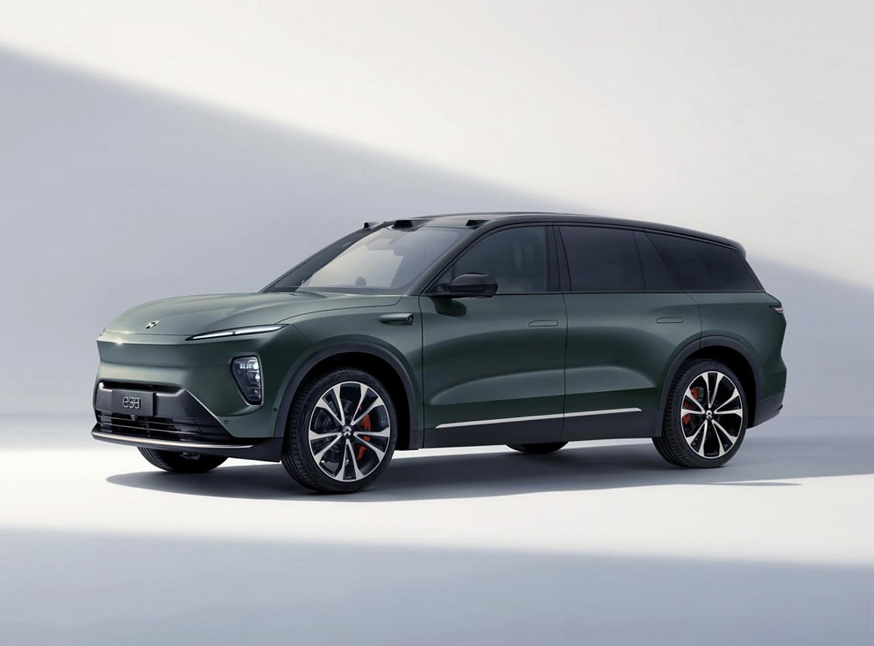 蔚来调整了二代es8的配置和价格,现在标配nappa高级内饰套装,而行政版