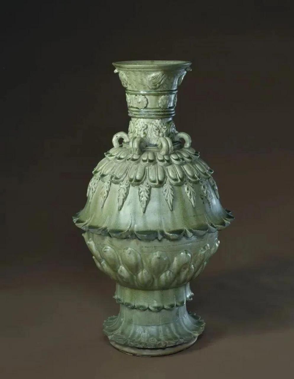 青釉莲花尊,北朝 高67厘米,口径19厘米,足径20厘米