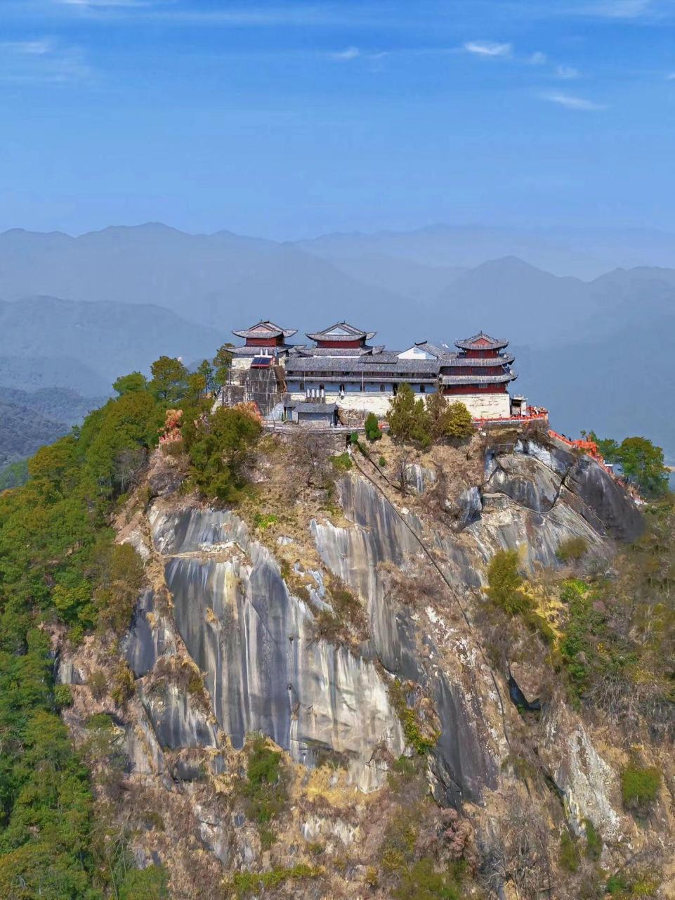 云峰山 云峰山是国家风景名胜区,中国徐霞客游线标志地,主峰海拔2449