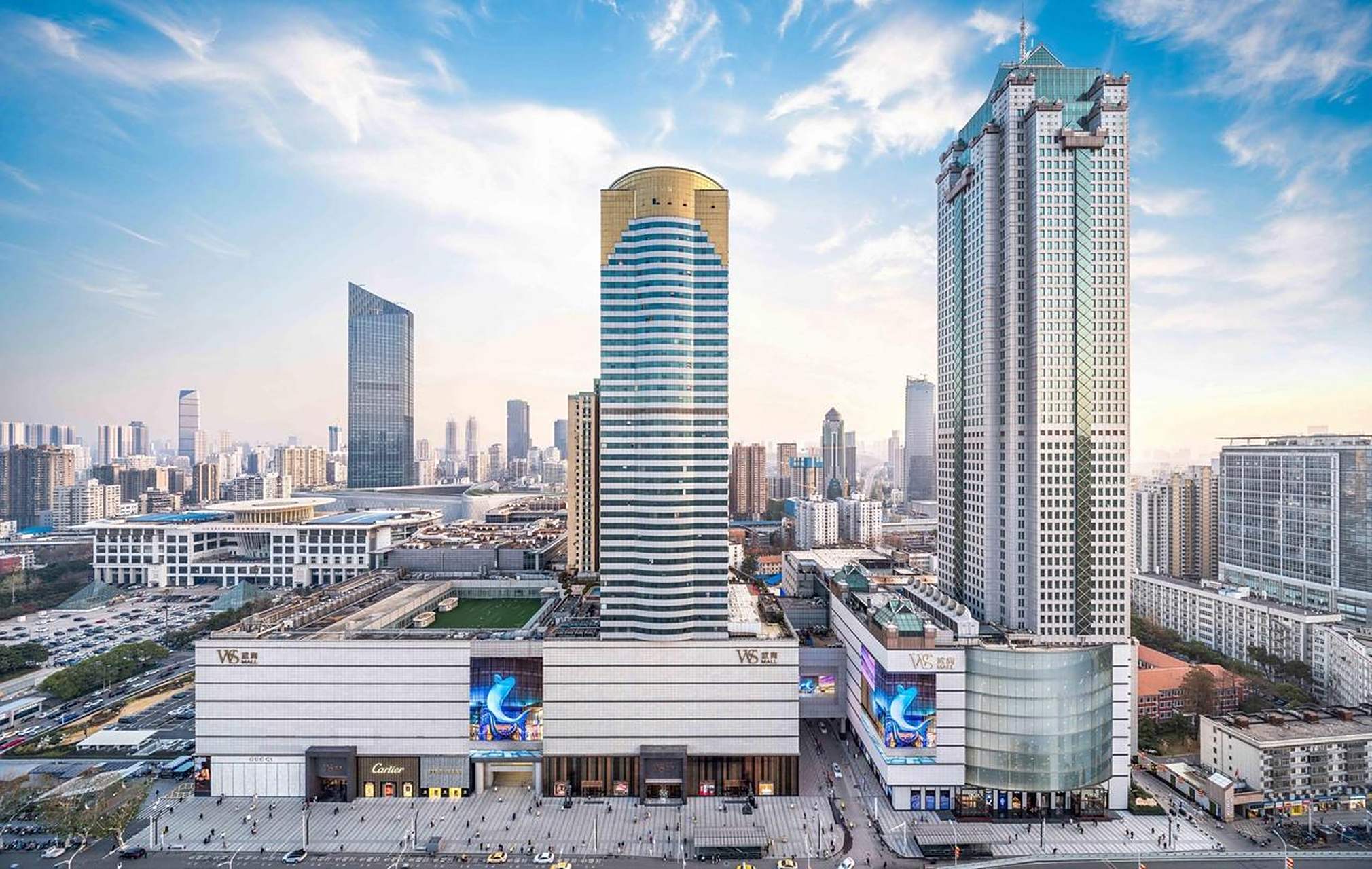 原中苏友好商场位于湖北省武汉市江汉区解放大道690号,中山公园斜对面