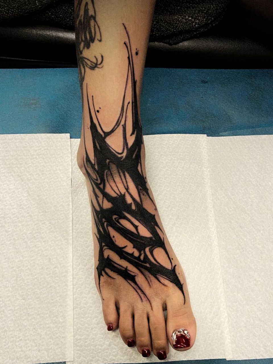 痛是痛了点09 不过挺帅 暗黑花体字帅 脚背纹身需要很大勇气,哈哈哈