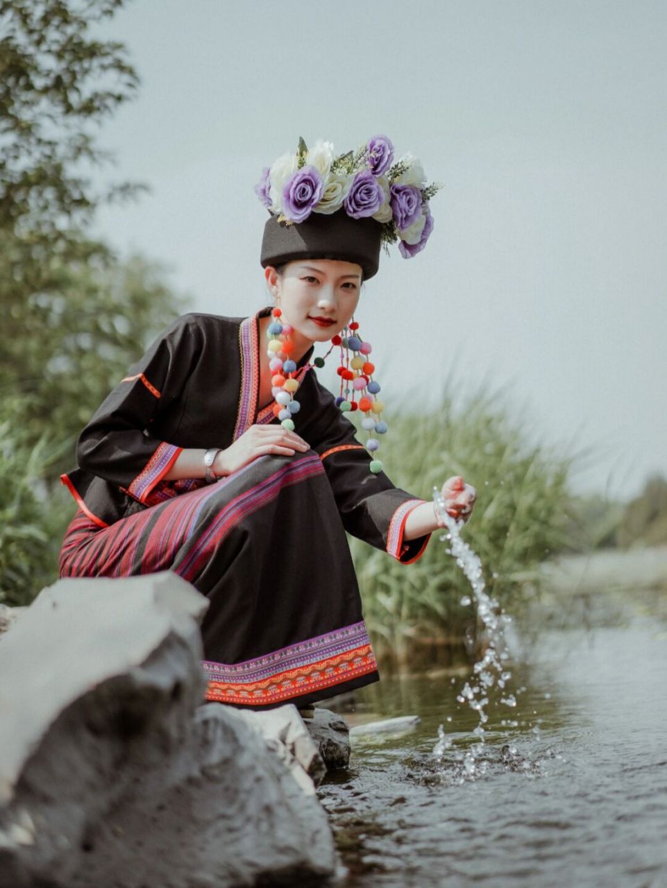 主要聚居 于云南省西双版纳傣族自治州勐海县的布朗山及西定,劲岗等地