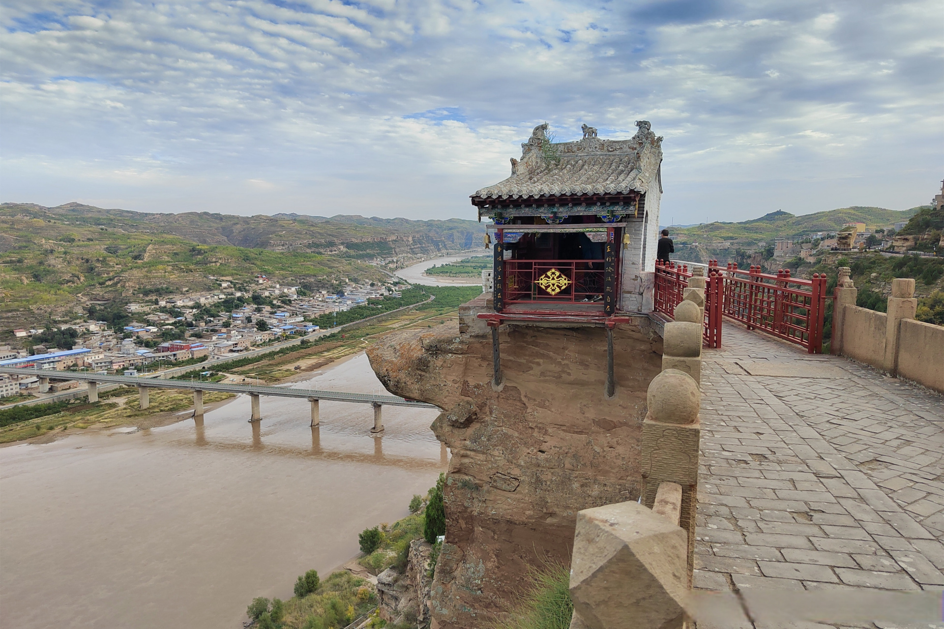 市佳县佳芦镇街东侧,黄河西岸的悬崖绝壁之上,矗立着一座巍峨的香炉寺