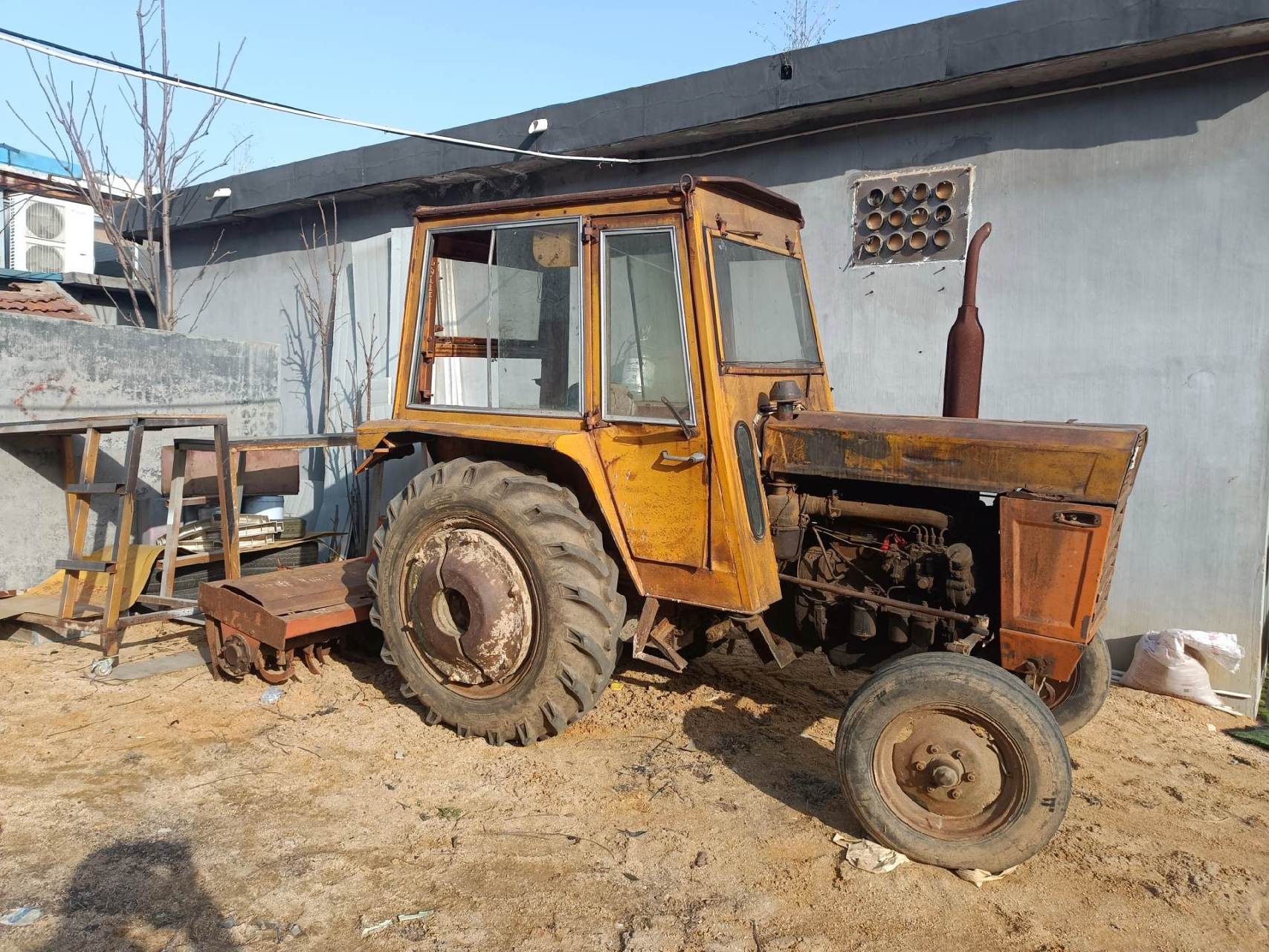 原装上海50拖拉机,原车驾驶室,刚换的后轮胎,12.